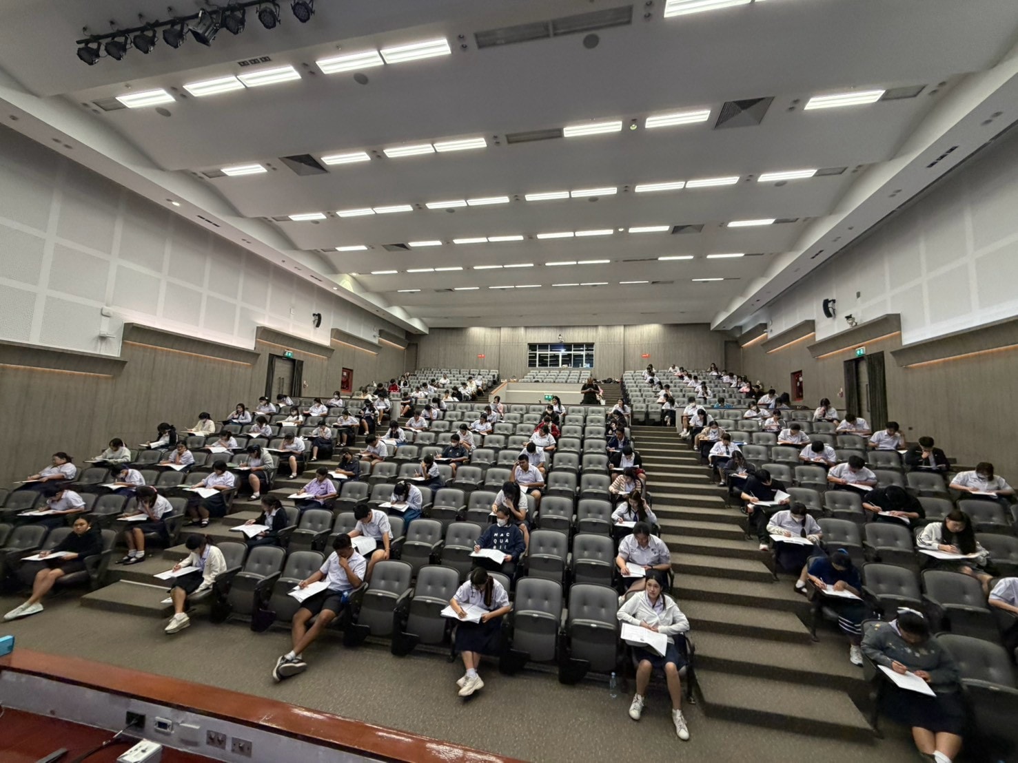 นักเรียนกำลังสอบคัดเลือกของ TSEC ในห้องสอบ