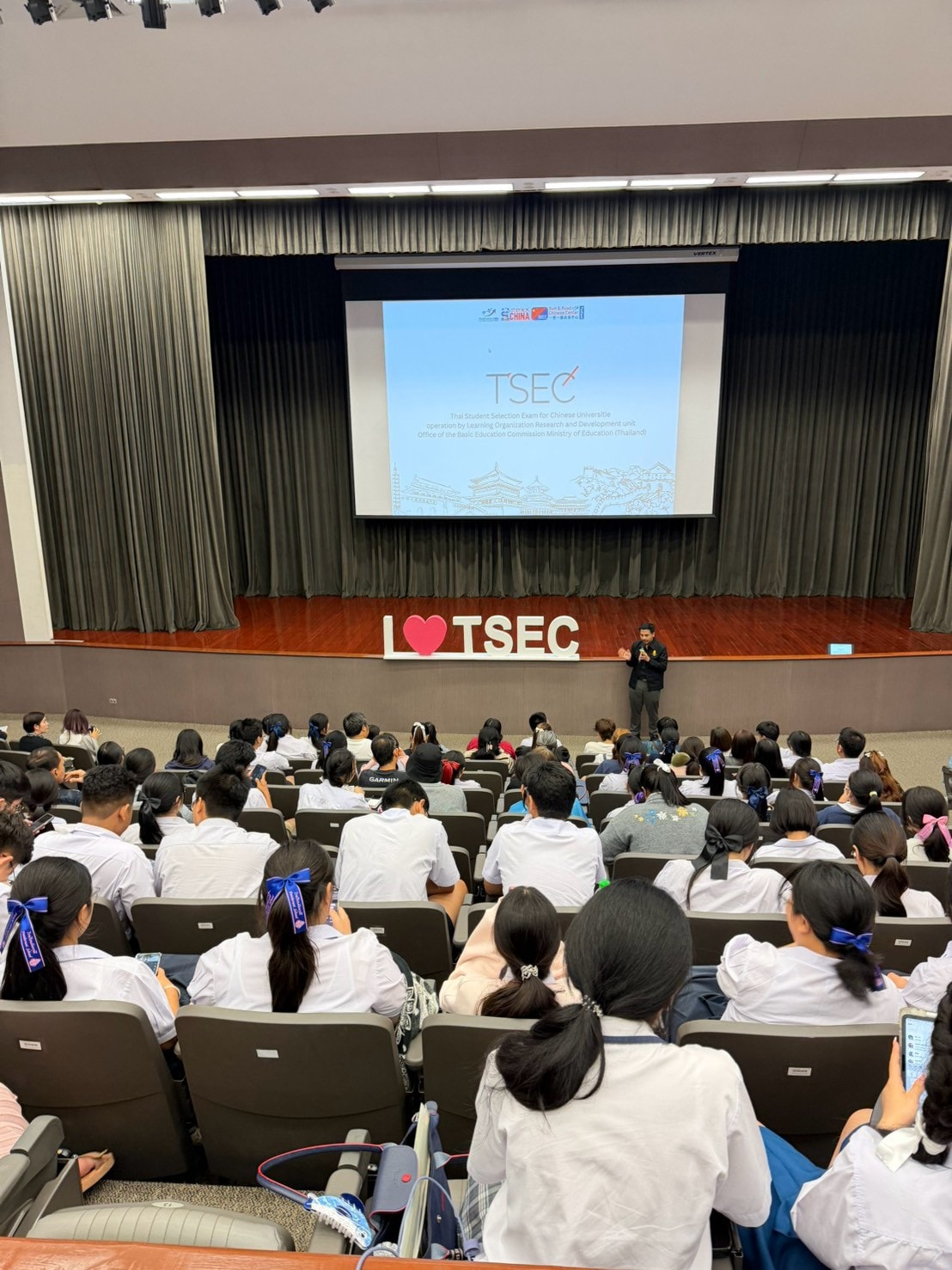 นักเรียนไทยในโครงการ TSEC ร่วมงานปฐมนิเทศบนเวที